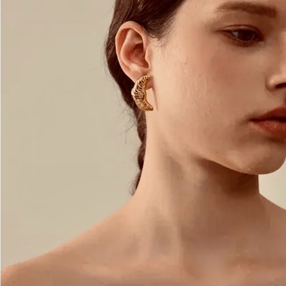 Croissant Earrings 🥐 - Picture 2 of 2